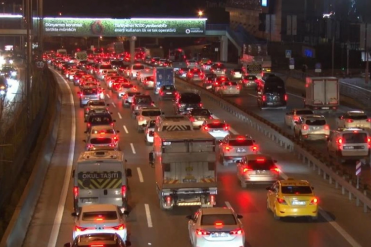 İstanbul'da yılın ilk iş g&uuml;n&uuml; trafik yoğunluğu y&uuml;zde 50'yi g&ouml;rd&uuml;