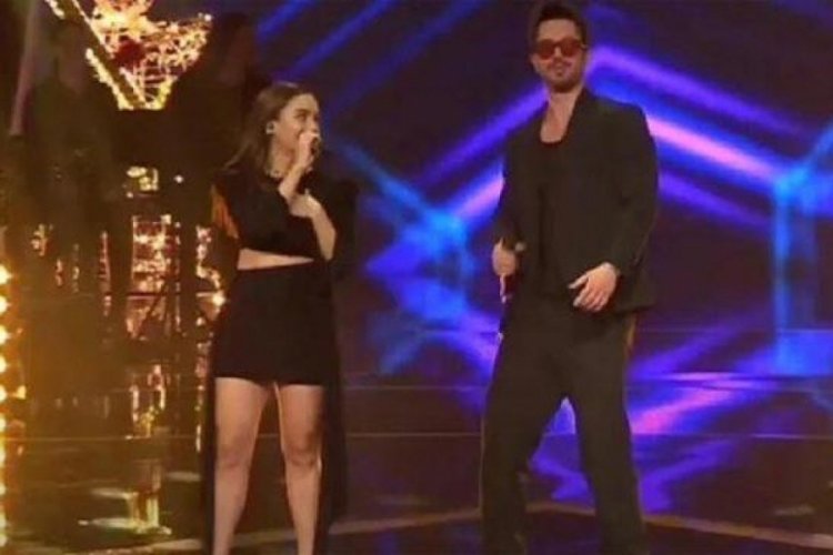Murat Boz ile Damla S&ouml;nmez sahnede yakınlaşması