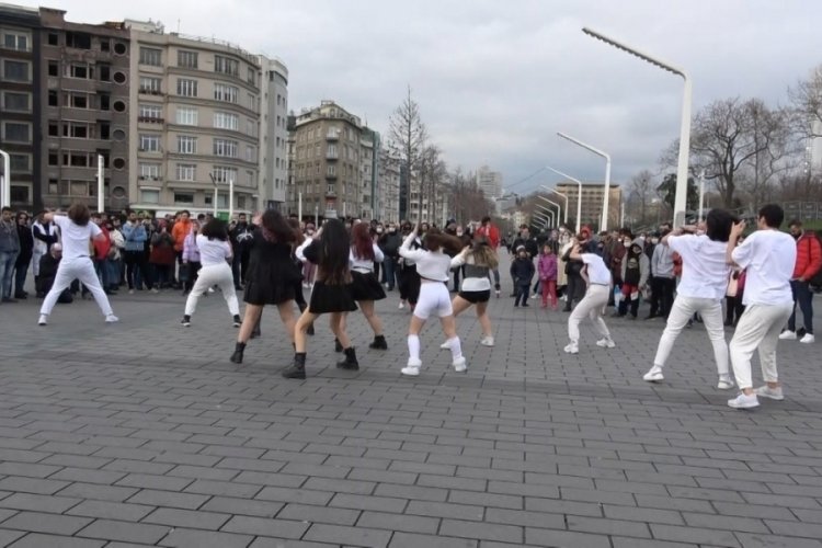 İstanbul Taksim Meydan'da gen&ccedil;lerin dans g&ouml;sterisine b&uuml;y&uuml;k ilgi