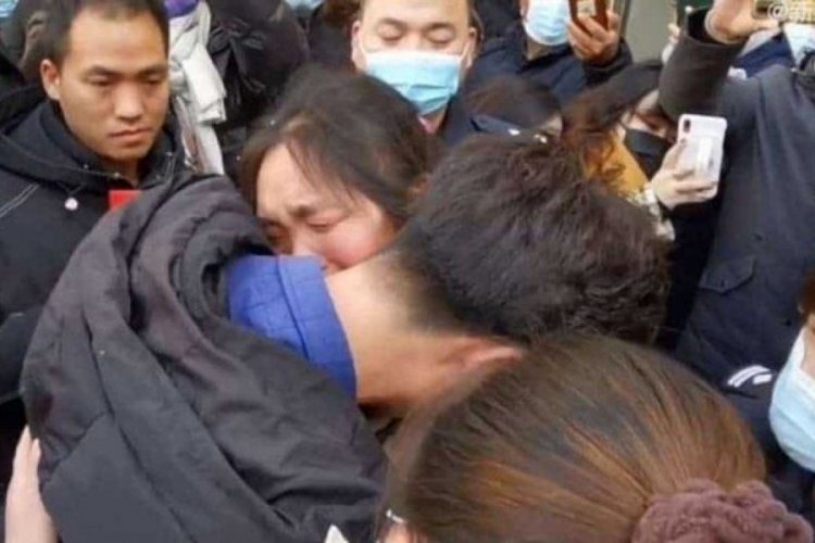 &Ccedil;in'de ka&ccedil;ırılan adam, &ccedil;ocukluk hafızasıyla &ccedil;izdiği resim sayesinde annesine kavuştu