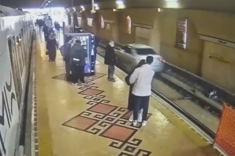 İstanbul Fatih'te tramvay durağında şaşkın s&uuml;r&uuml;c&uuml; şaşkınlığı