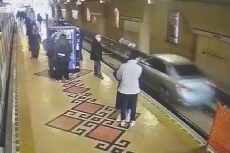 Tramvay beklerken otomobil geldi!