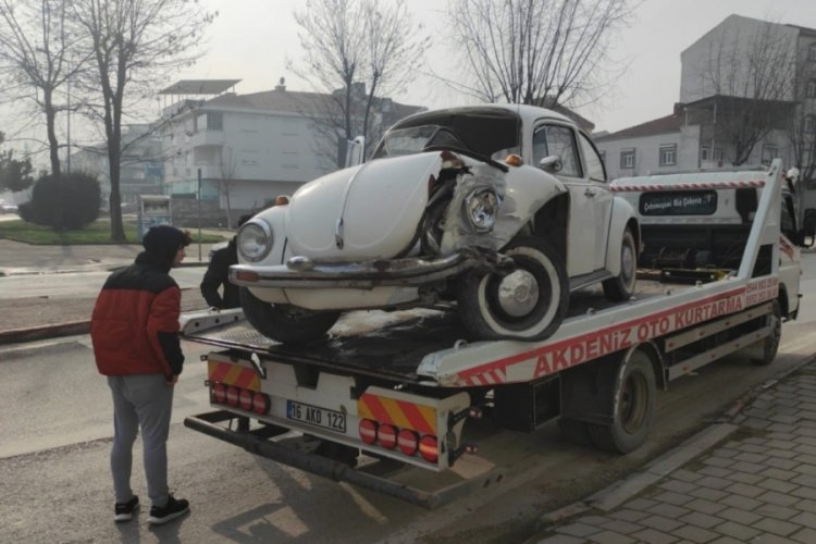 Bursa'da ara&ccedil; elektrik direğine &ccedil;arptı!