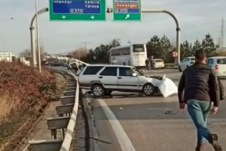 Bursa'da otobanda feci kaza! Ara&ccedil;tan fırladı