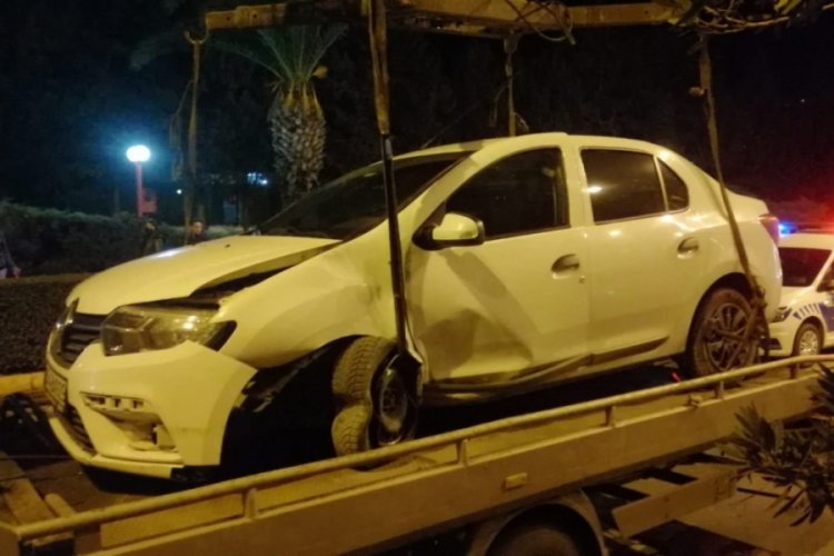 Kontrolden &ccedil;ıkan otomobil ref&uuml;je &ccedil;arptı: 1 Yaralı