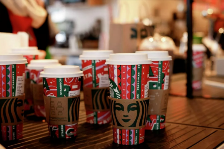 Starbucks, &ccedil;alışanlarına aşı ya da her hafta PCR testi zorunluğu getiriyor