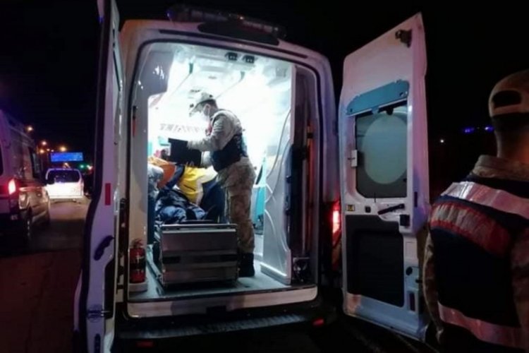 Hatay'da tır, trakt&ouml;re &ccedil;arptı, sıkışan s&uuml;r&uuml;c&uuml; kurtarıldı