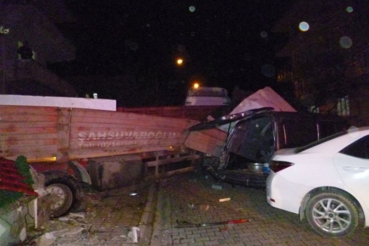 Bilecik'te freni boşalan tır, 3 araca ve apartman duvarına &ccedil;arptı