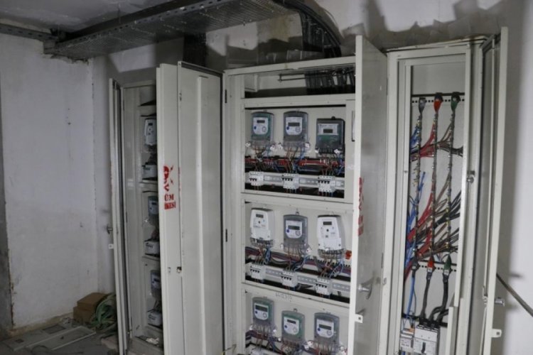 Kabloları &ccedil;alıp apartmanı elektriksiz bıraktı