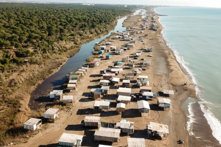 Antalya'da caretta caretta kumsalı, ka&ccedil;ak barakayla doldu