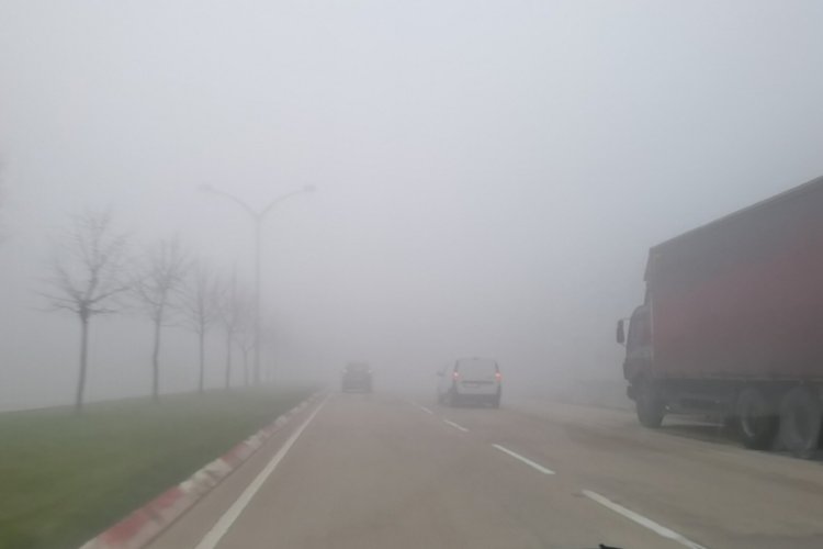 Bursa'da yoğun sis s&uuml;r&uuml;c&uuml;lere zor anlar yaşattı