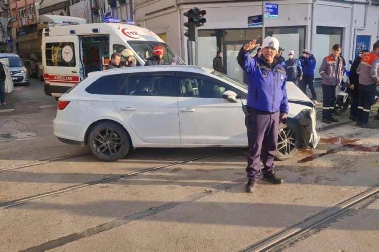 Kocaeli'de otomobille tramvay &ccedil;arpıştı: 2 yaralı&nbsp;