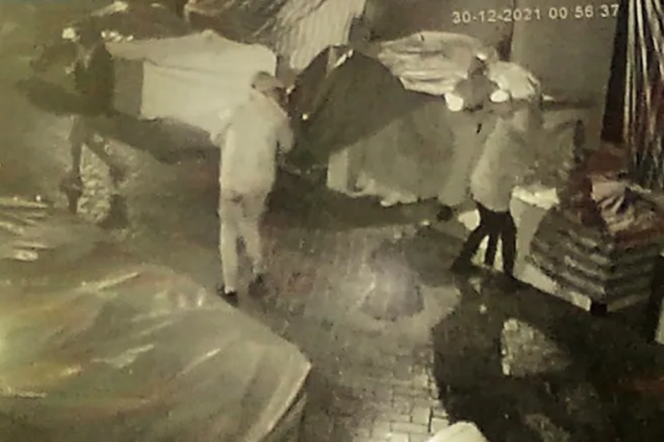 Antalya'da mankeni soyan hırsızlar yakalandı