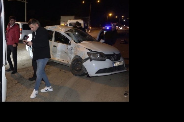 Bursa'ya gelen yolcu otob&uuml;s&uuml; otomobile &ccedil;arptı