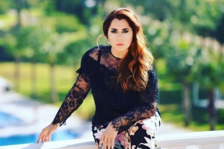 Seher Dilovan, sahnede dekolteli kıyafetleri abartan meslektaşlarını eleştirdi.