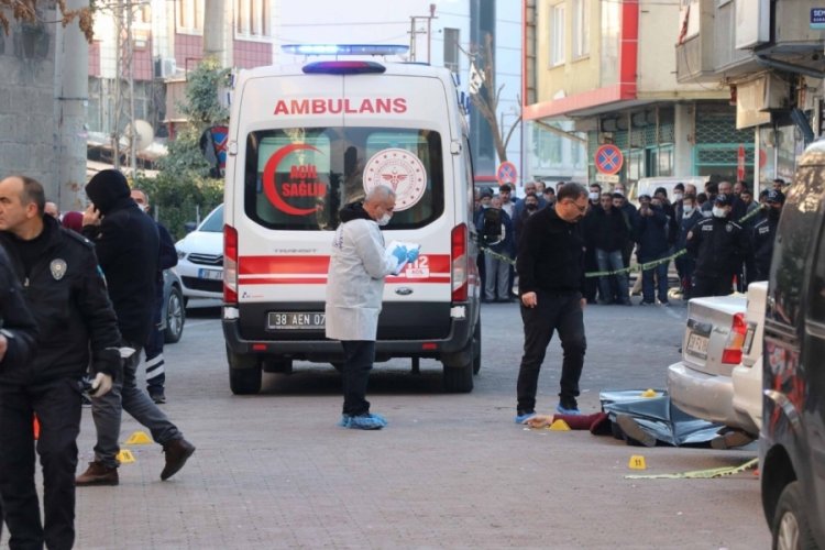Kayseri'de 'miras' tartışmasında &ouml;ld&uuml;r&uuml;len dayı ve 2 yeğeni toprağa verildi