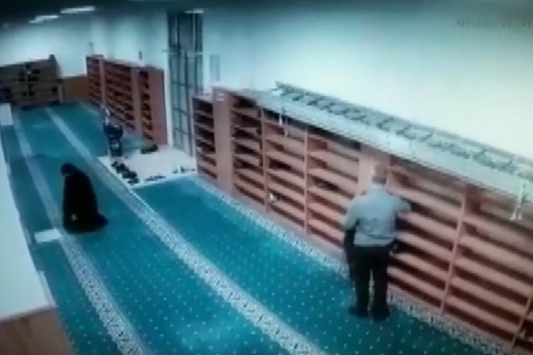 İstanbul Bağcılar'da ayakkabı hırsızı cami cemaatini bezdirdi