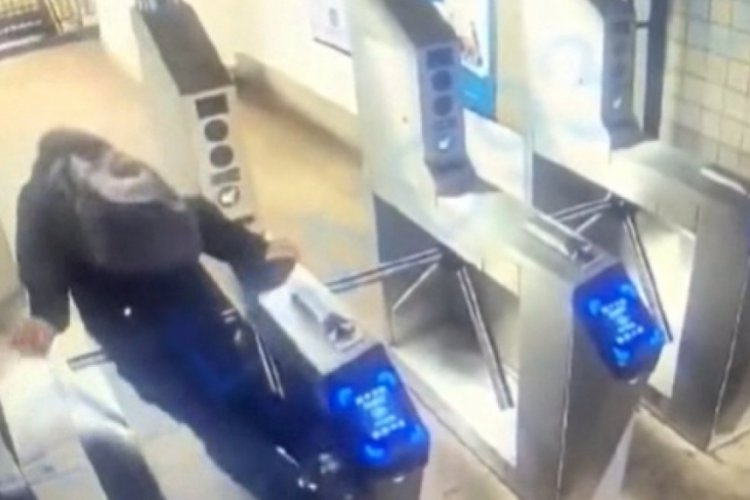 Metro turnikesinden atlamak isteyen kişi &ouml;ld&uuml;