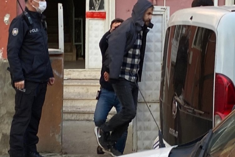 Eskişehir'de tartıştığı eşini sırtından 2 kez bı&ccedil;akladı