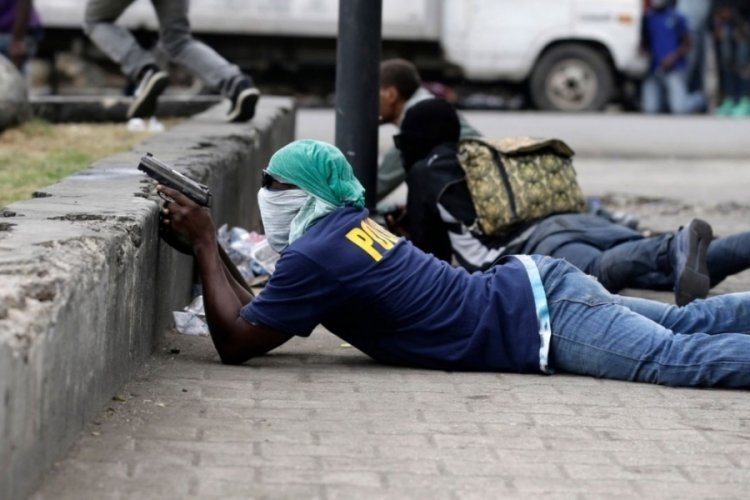 Haiti'de &ccedil;atışma! 1 polis ile 10 mahkum &ouml;ld&uuml;