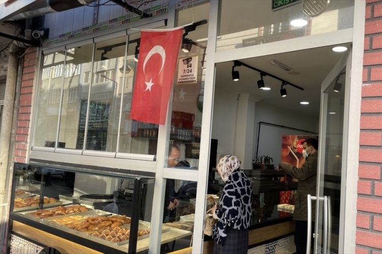 Karab&uuml;k'te camdaki T&uuml;rk bayrağını indirmek isteyen kadın g&ouml;zaltına alındı