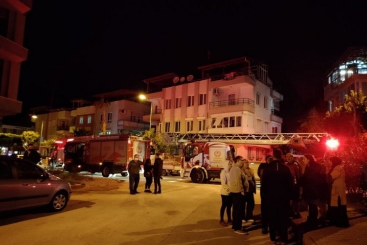 Apartmanda &ccedil;ıkan yangın vatandaşları sokağa d&ouml;kt&uuml;