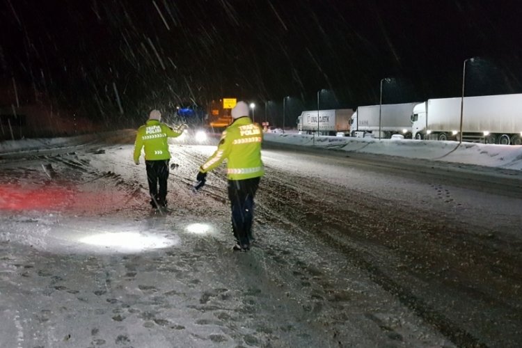 Kar, tipi ve buzlanma ulaşımı durdurma noktasına getirdi