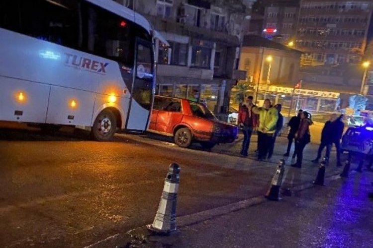 Yolcu minib&uuml;s&uuml;, otomobili metrelerce s&uuml;r&uuml;kledi