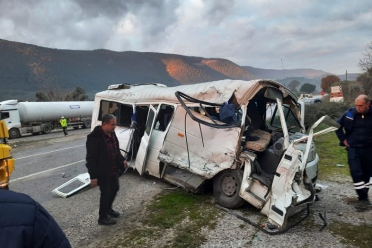 Muğla'da feci kaza! &Ouml;ğrenci servisi tırla &ccedil;arpıştı: 18 yaralı