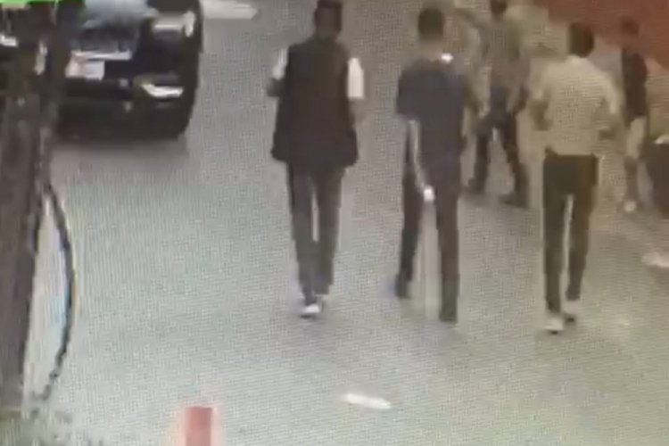 İstanbul Kağıthane'de polisi g&ouml;ren torbacı eroini b&ouml;yle attı