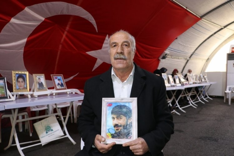Diyarbakır'da evlat n&ouml;betindeki baba: Gelmiyorsan, hakkım sana haram olsun