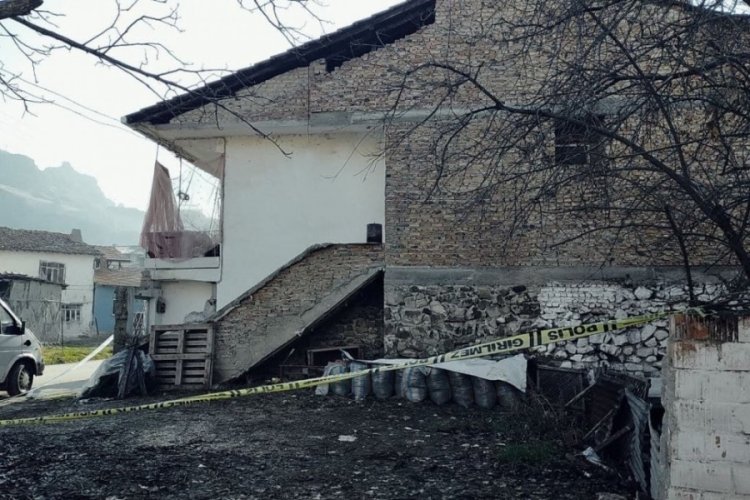 &Ccedil;orum'da gen&ccedil; kız tartıştığı annesini bı&ccedil;aklayıp kabloyla boğdu