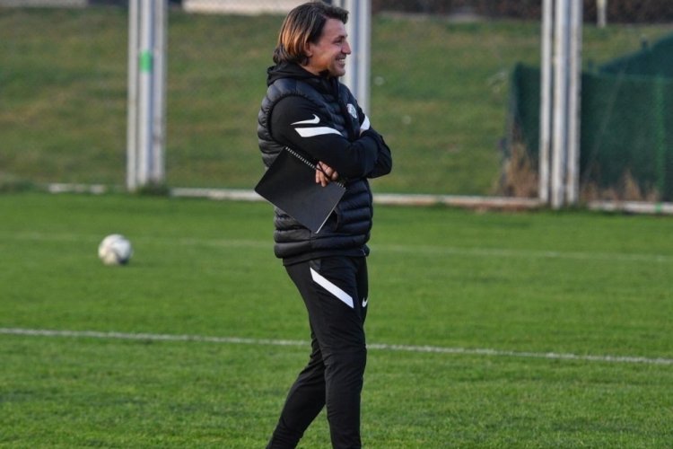 Bursaspor Teknik Direkt&ouml;r&uuml; Tamer Tuna: Taraftarımıza iyi futbol seyrettireceğiz