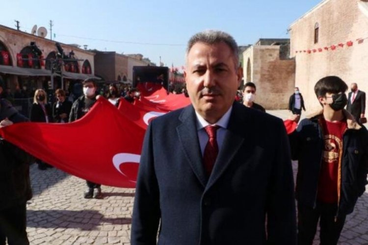 3 bin 628 metrelik T&uuml;rk Bayrağı a&ccedil;ıldı! Adana Valisi: T&uuml;rkiye rekoru kırdık
