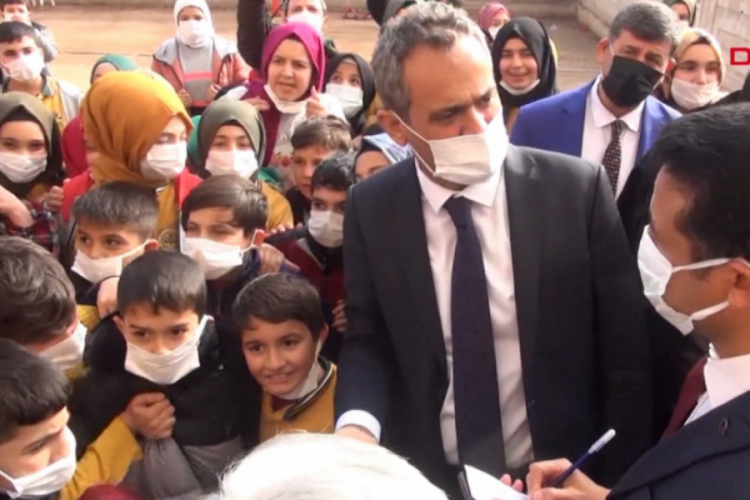 Bakan &Ouml;zer Şanlıurfa'da okul bah&ccedil;esini g&ouml;r&uuml;nce m&uuml;d&uuml;rleri azarladı