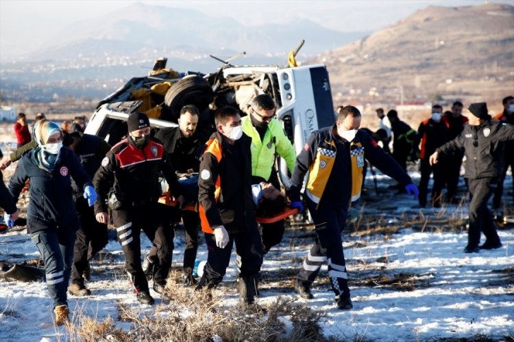 &Uuml;niversite &ouml;ğrencilerini taşıyan midib&uuml;s devrildi: 1 &ouml;l&uuml;, 21 yaralı