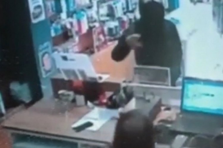 İstanbul Sultangazi'de hırsızlığı fark edince tokatlayarak dışarı &ccedil;ıkarttı