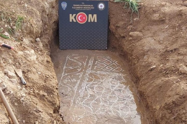 İzmir'de ka&ccedil;ak kazı baskını: 6. y&uuml;zyıldan kalma mozaik ele ge&ccedil;irildi