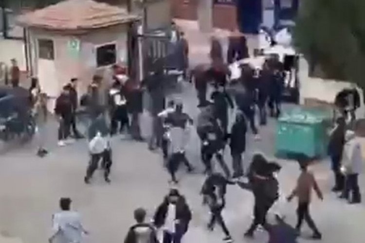 &Ouml;ğrencilerin kavgasına veliler de karıştı: 3 yaralı