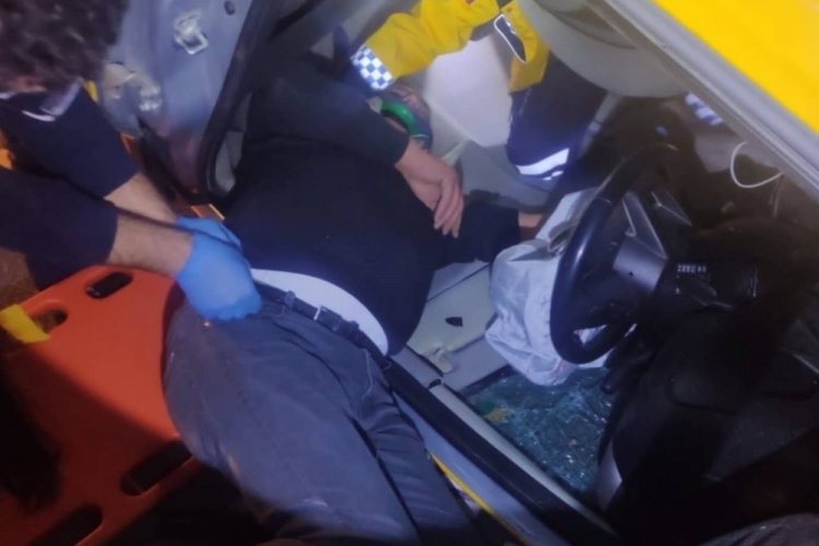Otomobille &ccedil;arpışan ticari taksi takla attı: 2 yaralı