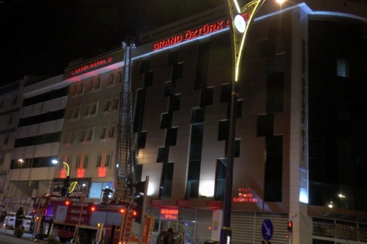 Nevşehir'de otelin bacasından &ccedil;ıkan duman korkuttu