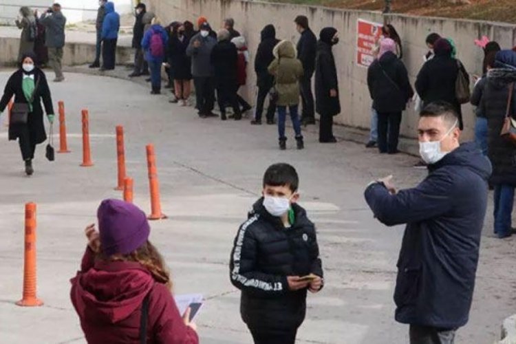 Pandemi başından beri ilk! Aşı ve test kuyruğu