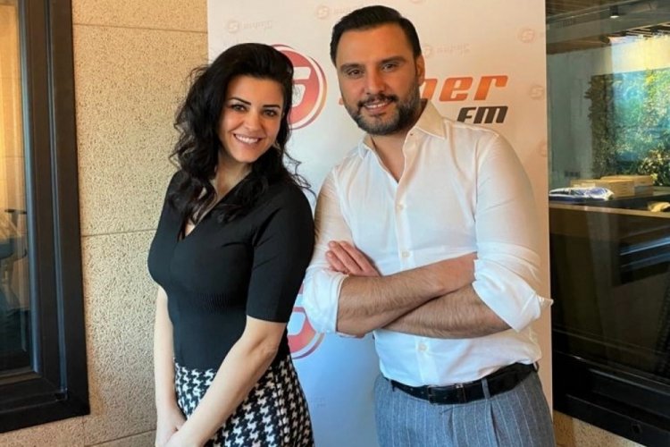 Oryantalden daha rahat giyinen şarkıcılar var...