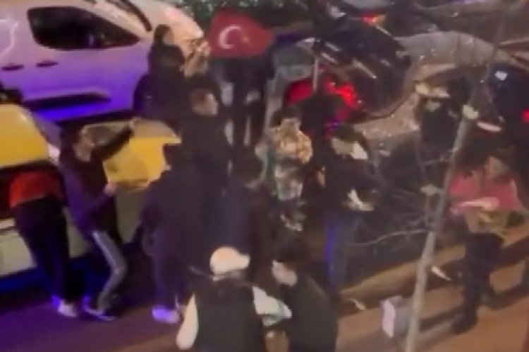 İstanbul Kağıthane'de yol kapatan asker eğlencesi