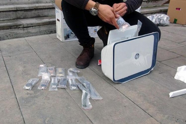 Adana'da g&uuml;mr&uuml;k ka&ccedil;ağı saatleri, yazıcıların i&ccedil;ine gizlemiş
