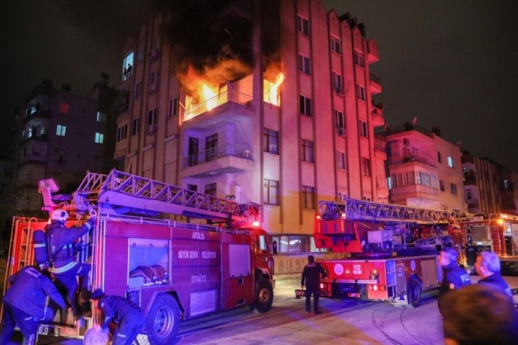 Antalya'da yangını haber alıp eve geldi; oğlunu g&ouml;r&uuml;nce, g&ouml;zyaşı d&ouml;kt&uuml;