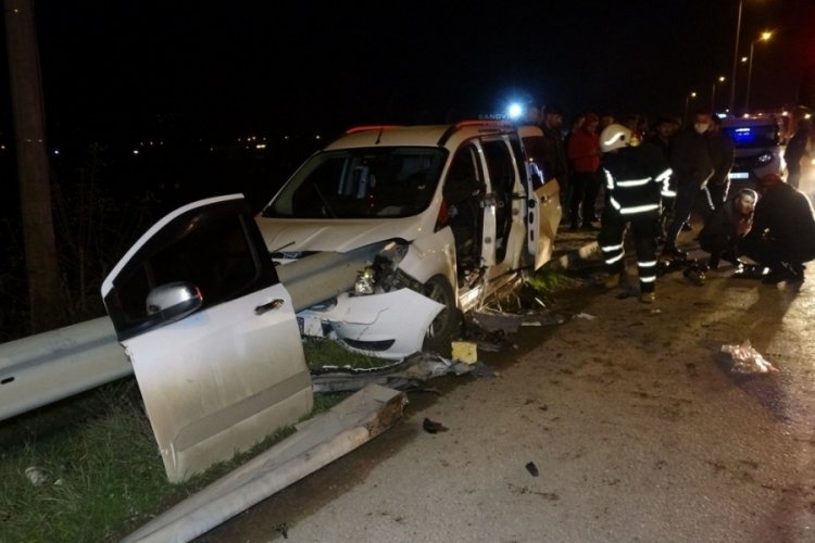 D&uuml;zce'de bariyere &ccedil;arpan aracın s&uuml;r&uuml;c&uuml;s&uuml; &ouml;ld&uuml;