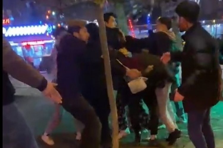 Sokak ortasında tekmeyle yumrukla kavga
