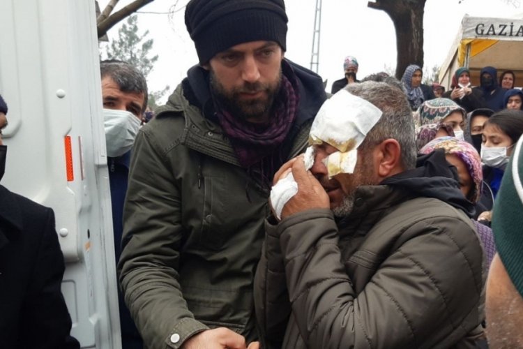 Gaziantep'te yaralarını umursamadı, kazada &ouml;len karısı i&ccedil;in g&ouml;zyaşı d&ouml;kt&uuml;