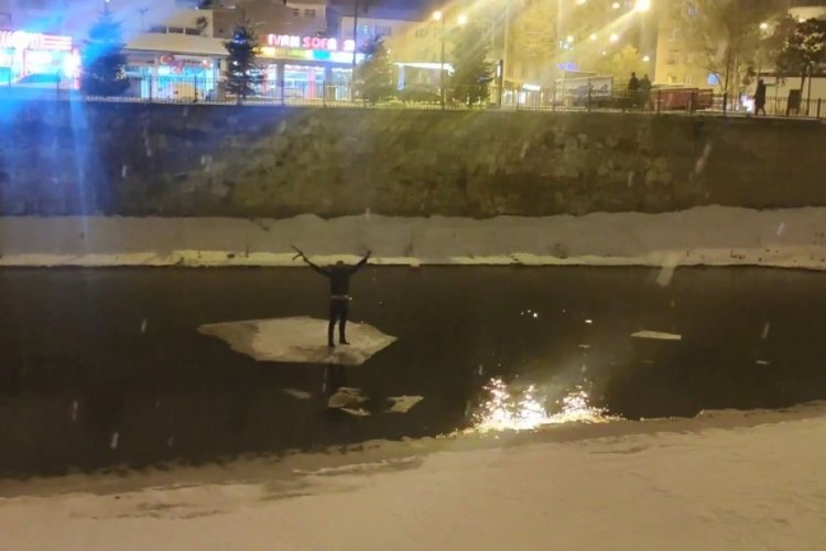 &Ccedil;oruh Nehri'nde buz k&uuml;tlesini sal gibi kullandı